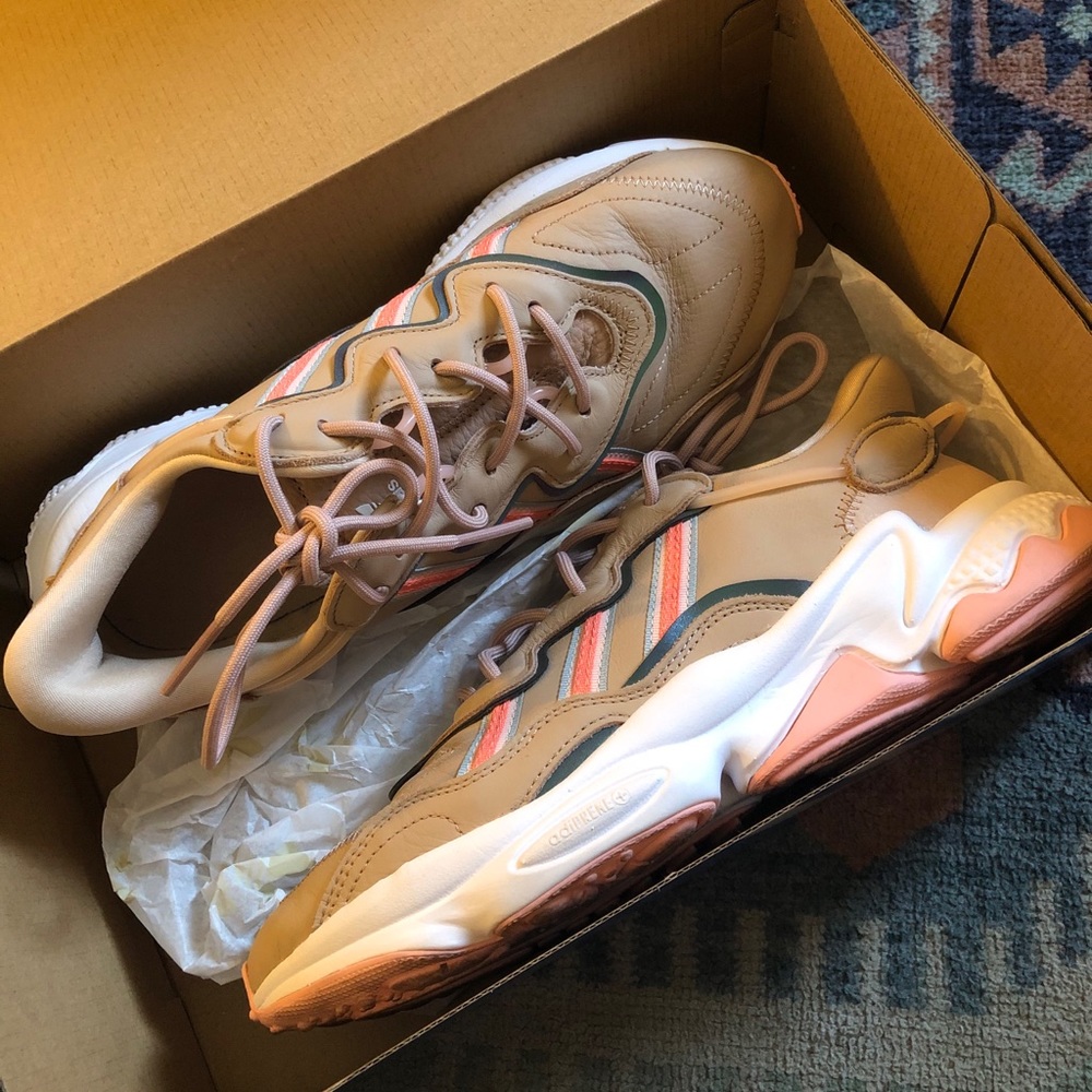 Women’s adidas ozweego size 9 1/2